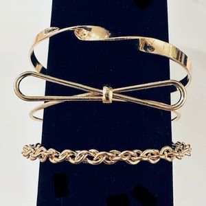 3️⃣Stacks of 3 gold bracelets